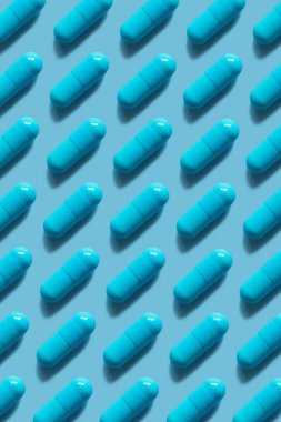 Mavi kapsüller ya da haplar mavi arka planda köşegen bir şebekeye yerleştirilmiş. Kapsüller eşit aralıklarla, görsel olarak çekici ve yinelenen bir tasarım yaratıyor.