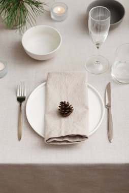 Noel 'i ya da yeni yılı kutlamak için minimalist Noel masası tasarımı. Tarafsız Noel sofrası, İskandinav esinlenilmiş kış sofra manzarası