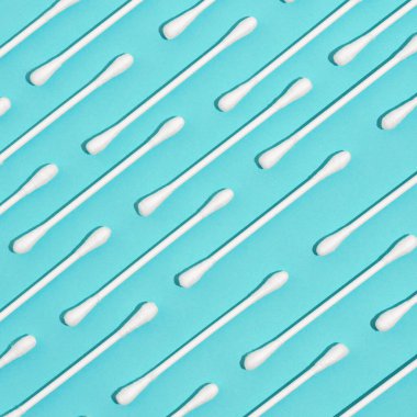 Mavi arka planda kişisel hijyen için beyaz pamuk örnekleri var. Hijyen, ilaç, sağlık ve güzellik kavramı.