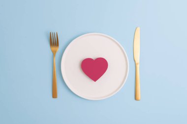 Kağıt kalbin beyaz tabakta üst görüntüsü. Pastel mavi arka planda altın çatal bıçak takımı. Minimum Sevgililer Günü davetiye kartı, üst görünüm, kopyalama alanı