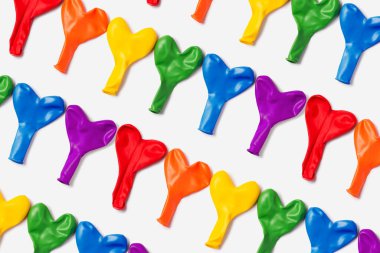LGBT renklerinde dekorasyon için gökkuşağı balonu kalpleri. Beyaz arka planda Onur Ayı kutlamaları için izole edilmiş kalp şeklindeki balonlar. Boşluğu kopyala