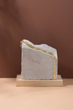 Tarafsız arka planda bej ve kahverengi renklerde en az altın mücevher. Aksesuarların ve doğal malzemelerin doğal tonlarda çekilmiş fotoğrafı. Asgari mücevher kavramı, kopyalama alanı