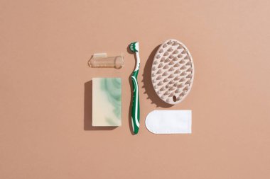 Bej bir arka planda hayvan bakımı, hijyen ve bakım aletleri. Farklı hayvan bakım aksesuarları, üst görünüm, kopyalama alanı