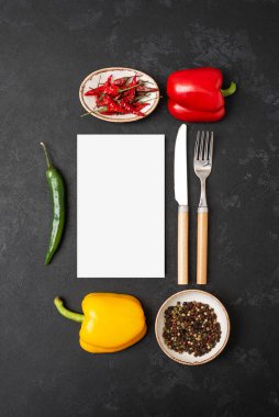 Yazı, yemek, şifalı otlar ve baharatlar için yeri olan boş beyaz kağıt levha bileşimi. Tarif ya da alışveriş listesi için boş. Üst görünüm, alanı kopyala