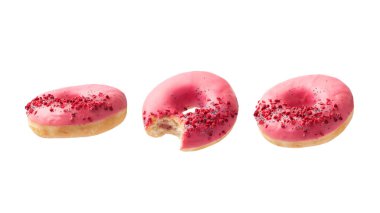 Pembe jöleli çörekler havada uçuşuyor. Beyaz arka planda izole edilmiş. Tatlı ya da tatlı konsepti. Yükselen yiyecek fotoğrafçılığı, kopyalama alanı