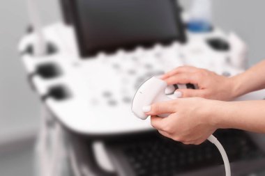 Ultrason taramasını klinikteki ultrason ekranının arka planına yaklaştır. İç organları teşhis etmek için hastanede bulunan modern ultrason makinesi.