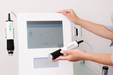 Gelişmiş teknolojiler, Tripollar RF, Oxygeneo ve Ultrasound ile yüz gençleştirme cihazını kapatın. Genç, taze ve doğal bir ten elde etmek için mükemmel bir yüz aygıtı.