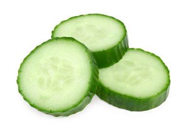 Dilimlenmiş salatalık beyaz arka planda izole edilmiş. kırpma yolu