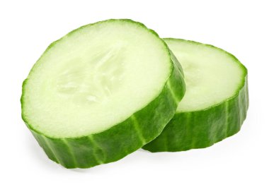 Dilimlenmiş salatalık beyaz arka planda izole edilmiş. kırpma yolu