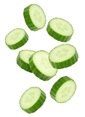 Beyaz arka planda izole edilmiş uçan salatalıklar. kırpma yolu