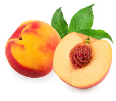 Yeşil yapraklı şeftali meyvesi ve beyaz arka planda izole edilmiş dilimler. kırpma yolu