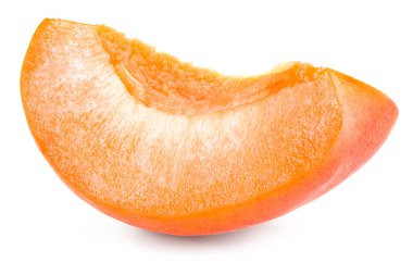 Beyaz arka planda izole edilmiş kayısı meyvesi kesimi. kırpma yolu