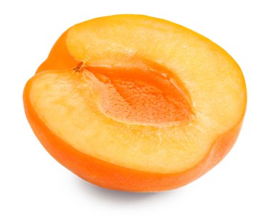 Kayısı meyvesinin yarısı beyaz arka planda izole edilmiş. kırpma yolu