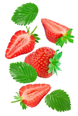 Uçan Dilimlenmiş Çilek ve beyaz arka planda yeşil yapraklar. kırpma yolu