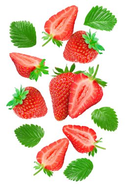 Uçan Dilimlenmiş Çilek ve beyaz arka planda yeşil yapraklar. kırpma yolu