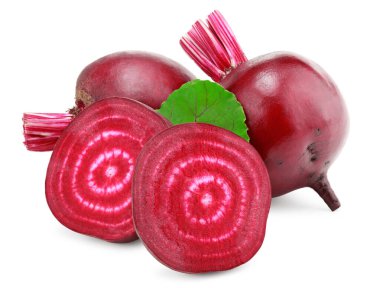 Pancar kökü ve beyaz arka planda izole edilmiş yeşil yaprak parçaları. kırpma yolu