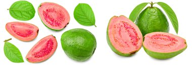 Dilimlenmiş guava ve beyaz arka planda yeşil yapraklar. kırpma yolu