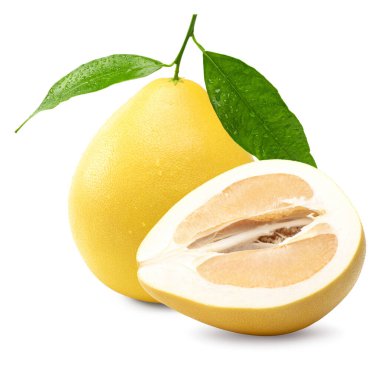 Yeşil yapraklı yarım aromalı Pomelo meyvesi beyaz arka planda izole. kırpma yolu