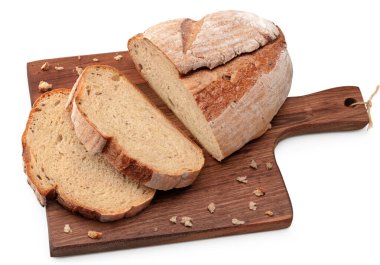 Koyu ahşap zemin üzerinde taze kesilmiş ekmek. kırpma yolu