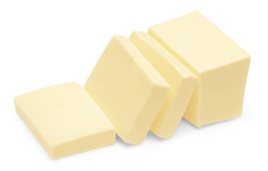 Tereyağı parçaları beyaz arka planda izole edilmiş. kırpma yolu