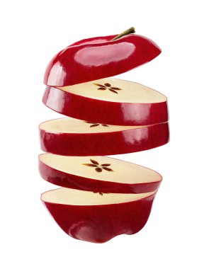 Beyaz arka planda izole edilmiş dilimlenmiş kırmızı elmalar. kırpma yolu
