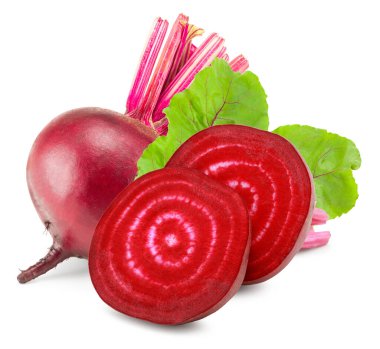 Pancar kökü ve beyaz arka planda izole edilmiş yeşil yaprak parçaları. kırpma yolu