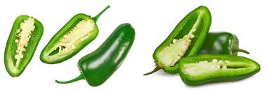 Dilimlenmiş jalapeno biberleri beyaz arka planda izole edilmiş. Yeşil biber. Capsicum annuum. Üst Manzara. kırpma yolu