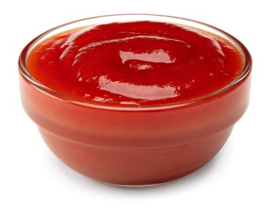 Beyaz arka planda izole edilmiş kırmızı ketçap kasesi. kırpma yolu