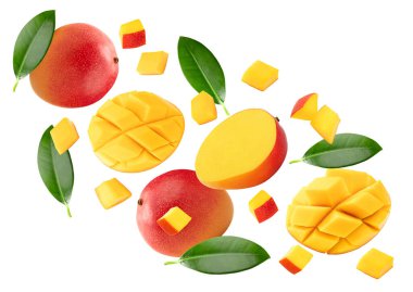 Dilimlenmiş uçan mango ve beyaz arka planda izole edilmiş yeşil yapraklar. kırpma yolu