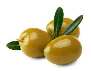 Beyaz arka planda yeşil yapraklı marine edilmiş yeşil zeytinler. kırpma yolu