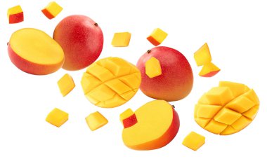 Beyaz arka planda izole edilmiş dilimleri olan uçan mango. kırpma yolu