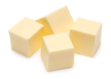 Tereyağı parçaları beyaz arka planda izole edilmiş. kırpma yolu