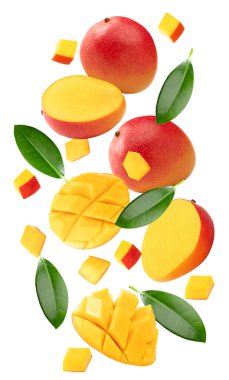 Dilimlenmiş uçan mango ve beyaz arka planda izole edilmiş yeşil yapraklar. kırpma yolu