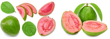 Dilimlenmiş guava ve beyaz arka planda yeşil yapraklar. kırpma yolu