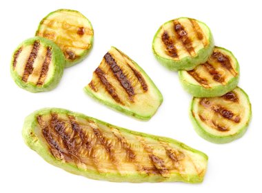 Beyaz arka planda ızgara dilimlenmiş kabak. kırpma yolu