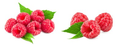 Beyaz arka planda yeşil yapraklı olgun ahududu. Makro. kırpma yolu