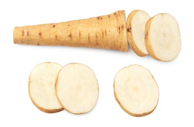 Dilimlenmiş havuç kökü beyaz arka planda izole edilmiş. kırpma yolu