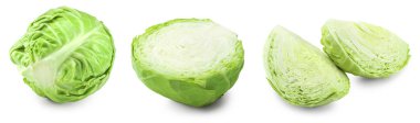 Beyaz arka planda izole edilmiş yeşil lahana parçaları. kırpma yolu