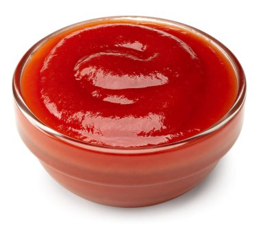 Beyaz arka planda izole edilmiş kırmızı ketçap kasesi. kırpma yolu