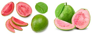 Dilimlenmiş guava ve beyaz arka planda yeşil yapraklar. kırpma yolu