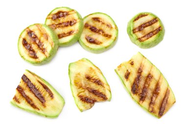 Beyaz arka planda ızgara dilimlenmiş kabak. kırpma yolu