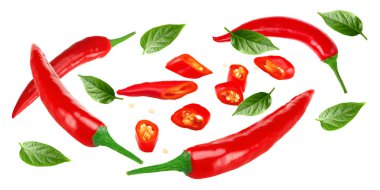 Kırmızı kırmızı kırmızı biberli yeşil yapraklı beyaz arka plan kırpma yolu