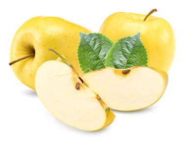 Yeşil yapraklı sarı elmanın yarısı beyaz arka planda izole edilmiş. kırpma yolu