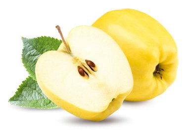 Yeşil yapraklı sarı elmanın yarısı beyaz arka planda izole edilmiş. kırpma yolu