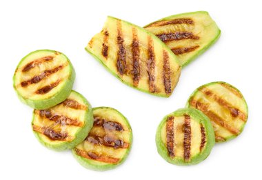 Beyaz arka planda ızgara dilimlenmiş kabak. kırpma yolu