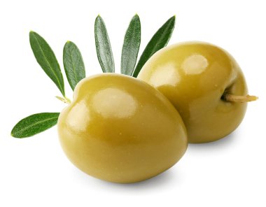 Beyaz arka planda yeşil yapraklı yeşil zeytinler. kırpma yolu