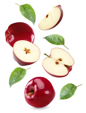 Beyaz arka planda yeşil yapraklı uçan kırmızı elmalar. kırpma yolu