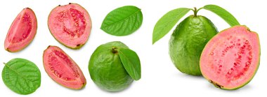 Dilimlenmiş guava ve beyaz arka planda yeşil yapraklar. kırpma yolu