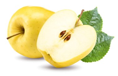 Yeşil yapraklı sarı elmanın yarısı beyaz arka planda izole edilmiş. kırpma yolu