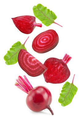 Beyaz arka planda izole pancar ve yeşil yaprak parçaları ile uçan pancar kökü. kırpma yolu